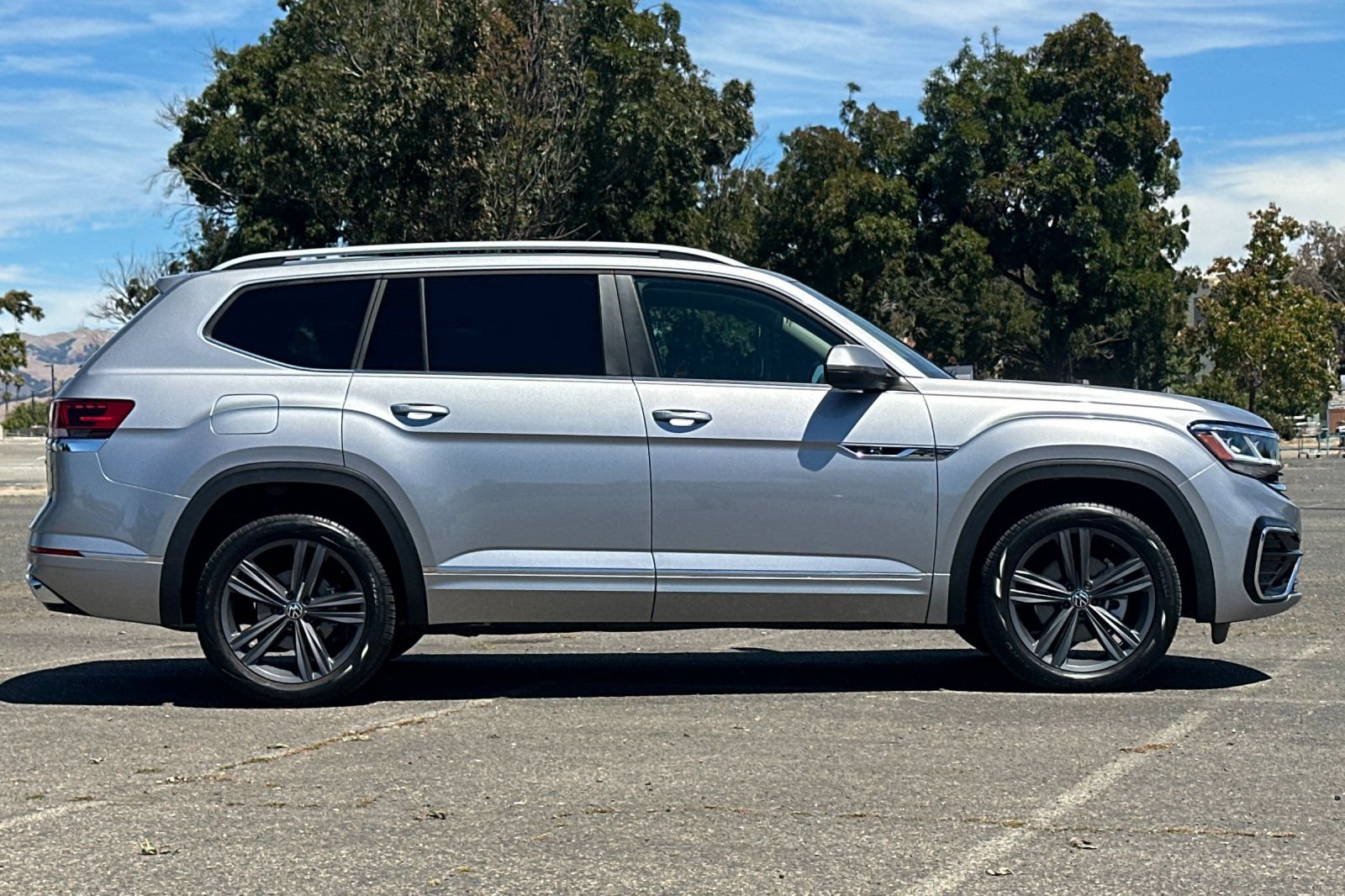 Used 2022 Volkswagen Atlas SEL R-Line AWD/4WD image 2