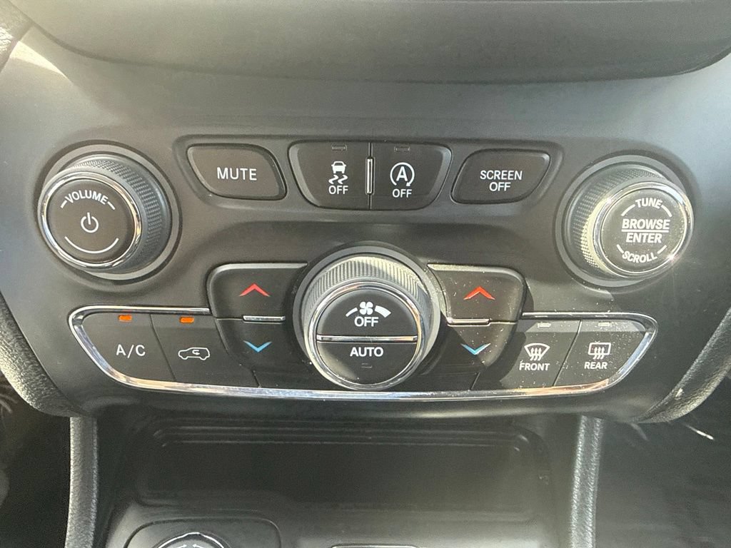 Used 2023 Jeep Cherokee Altitude Lux w/ Mopar Interior Package AWD/4WD image 27