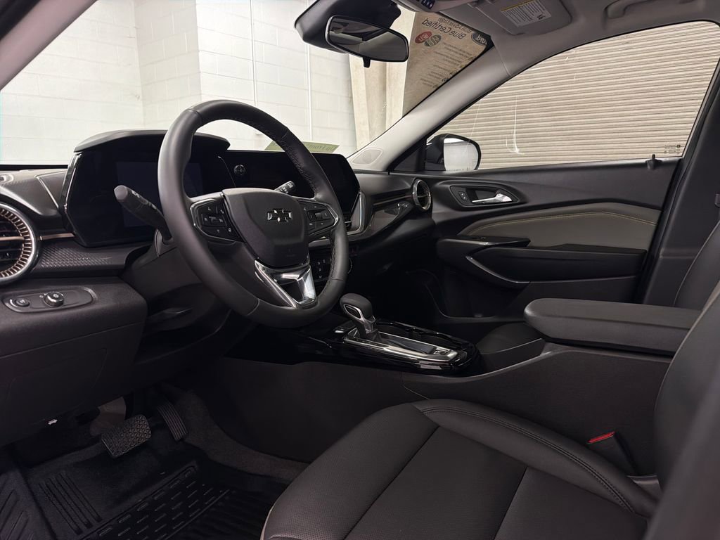 Used 2026 Chevrolet Trax ACTIV w/ Sunroof Package FWD image 6