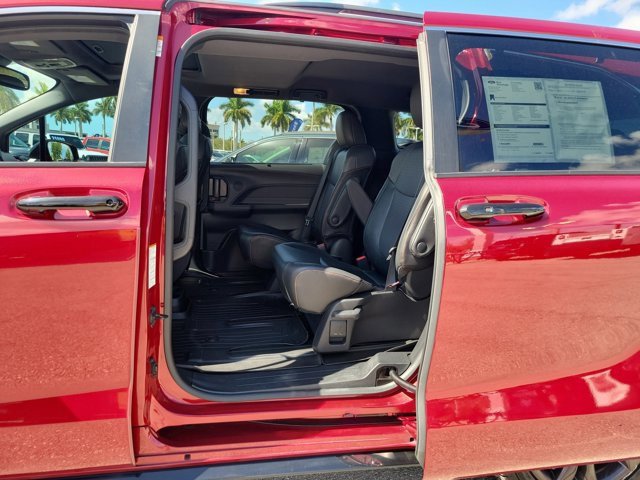 Used 2022 Toyota Sienna XSE image 14
