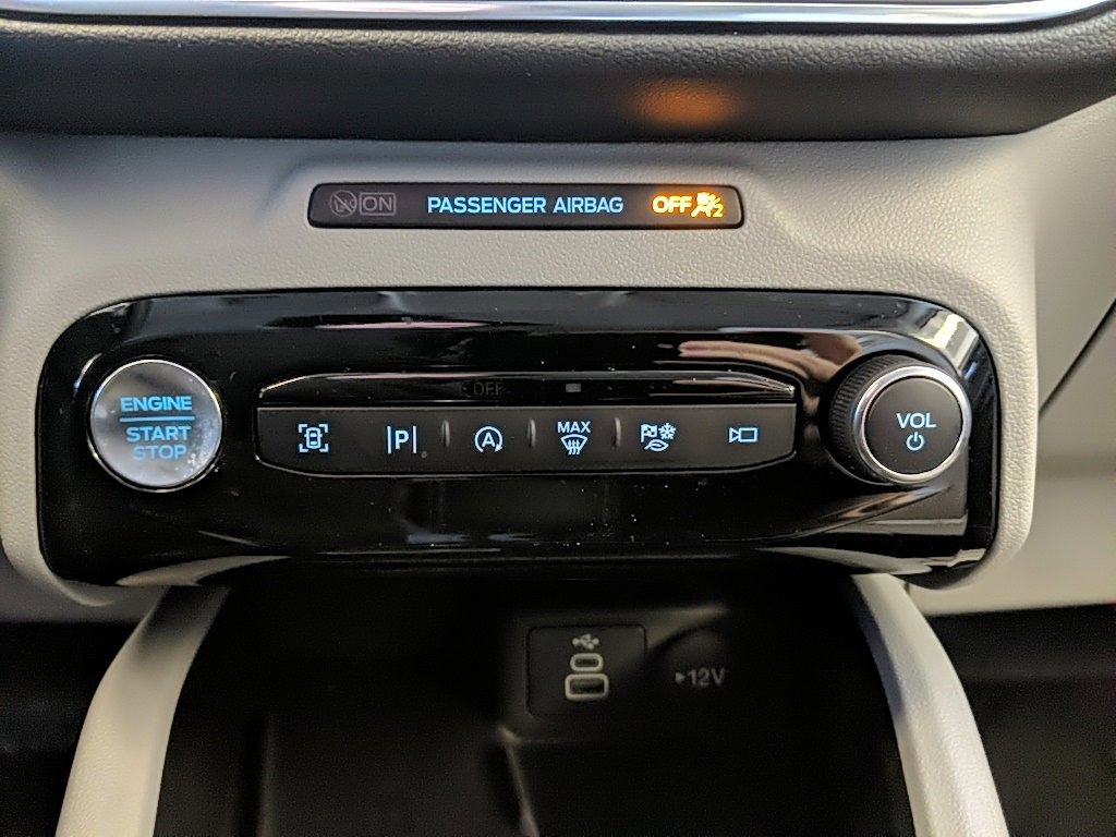 Certified 2025 Ford Escape Platinum w/ Premium Technology Package image 18