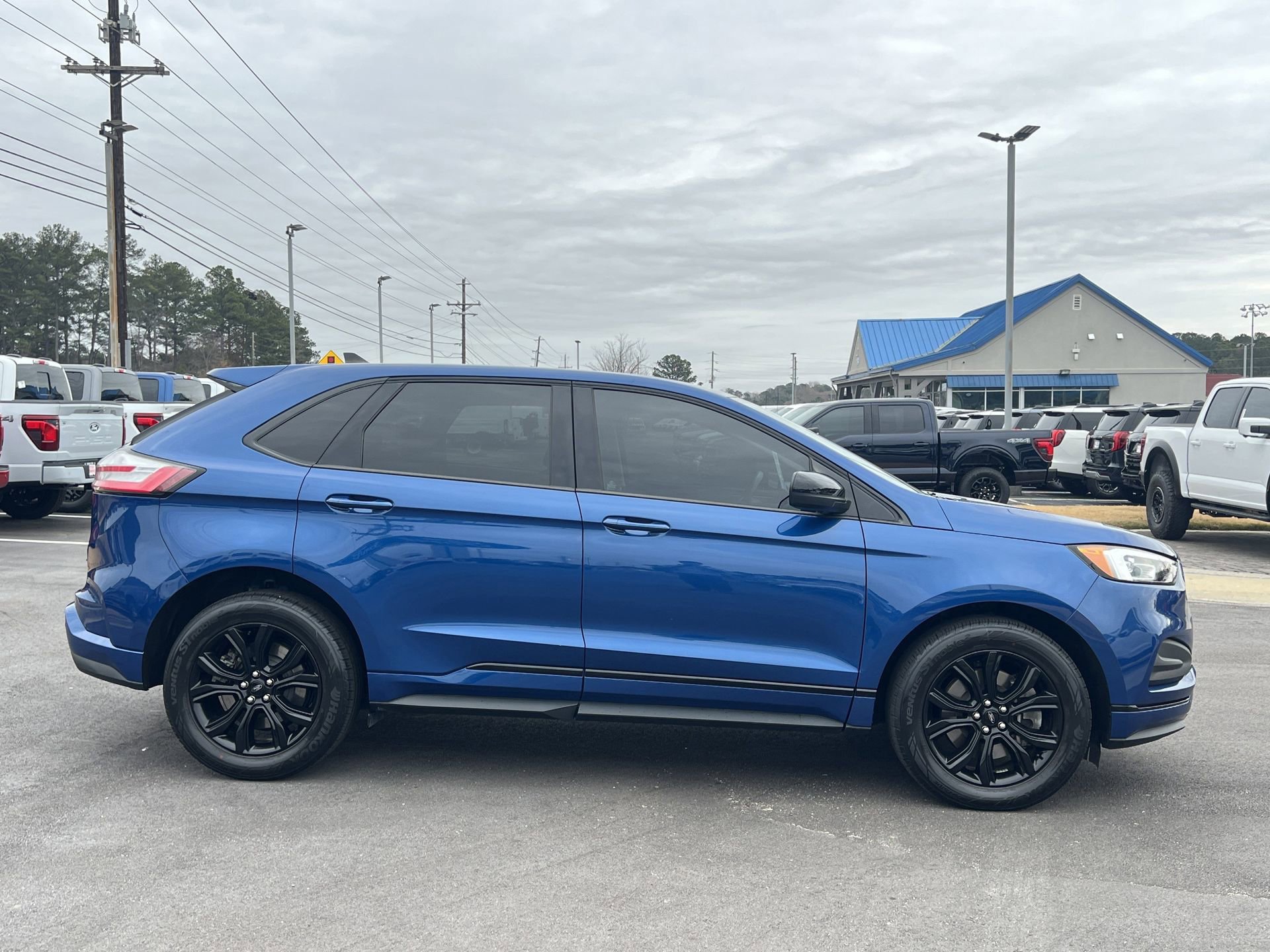 Certified 2023 Ford Edge SE w/ Black Appearance Package image 2