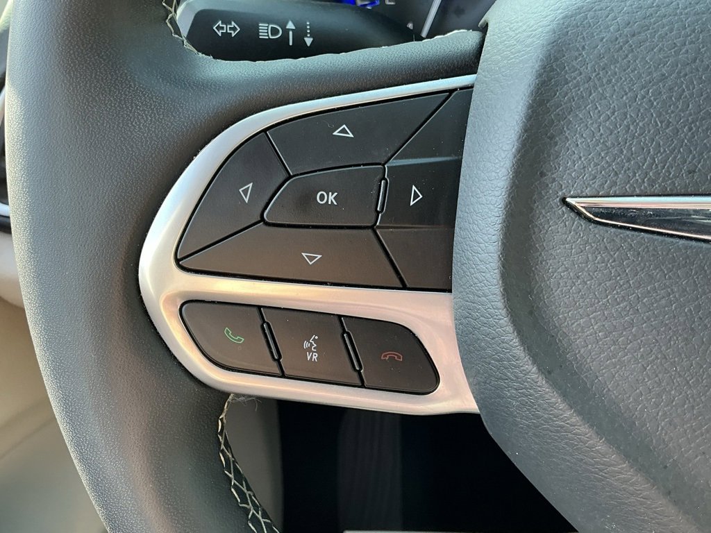 Used 2024 Chrysler Pacifica Touring-L image 37