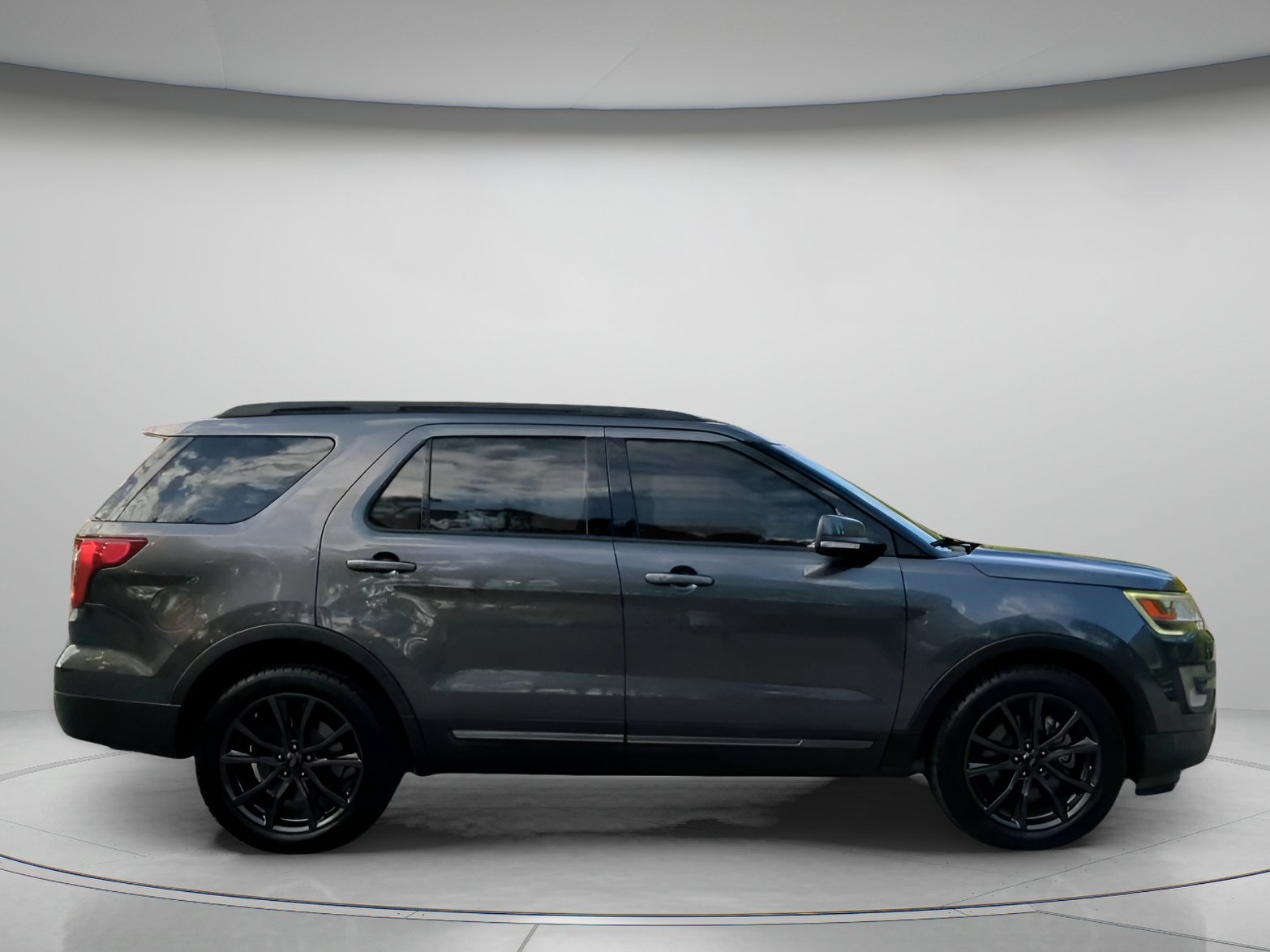 Certified 2017 Ford Explorer XLT w/ Equipment Group 202A FWD image 32