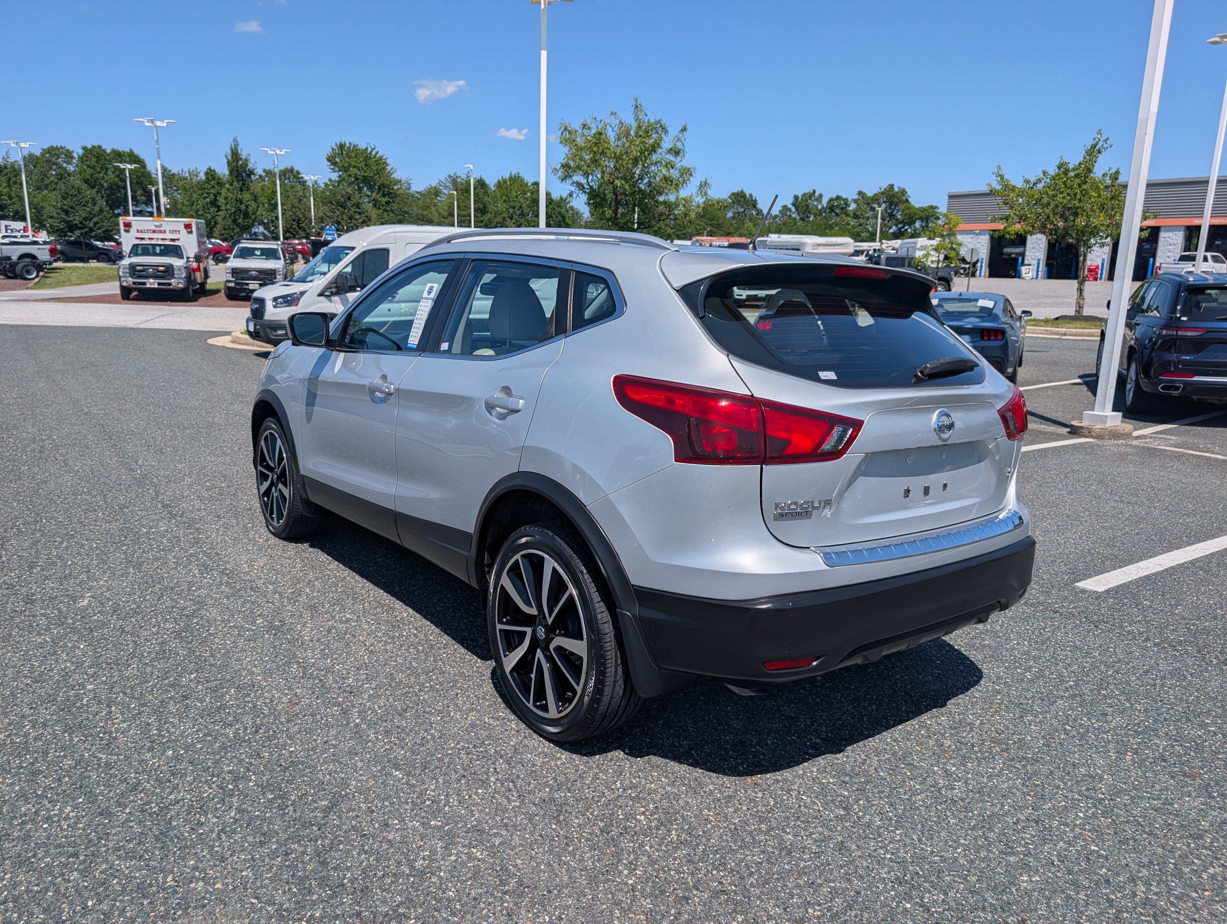 Used 2018 Nissan Rogue Sport SL w/ SL Premium Package FWD image 5