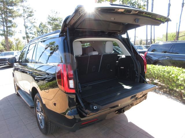 Certified 2025 Ford Expedition Active image 6