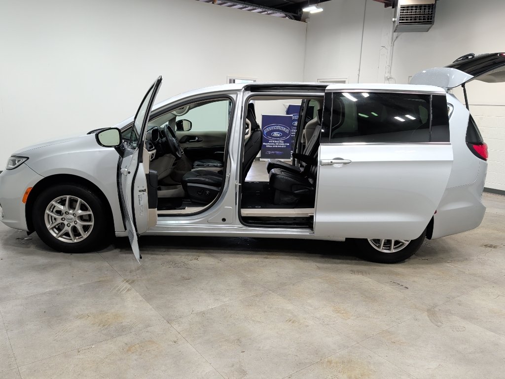Used 2024 Chrysler Pacifica Touring-L FWD image 10