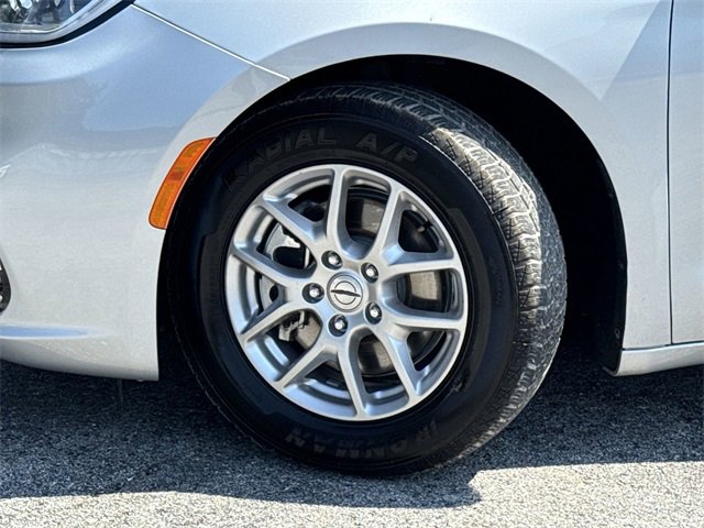 Used 2024 Chrysler Pacifica Touring-L image 42