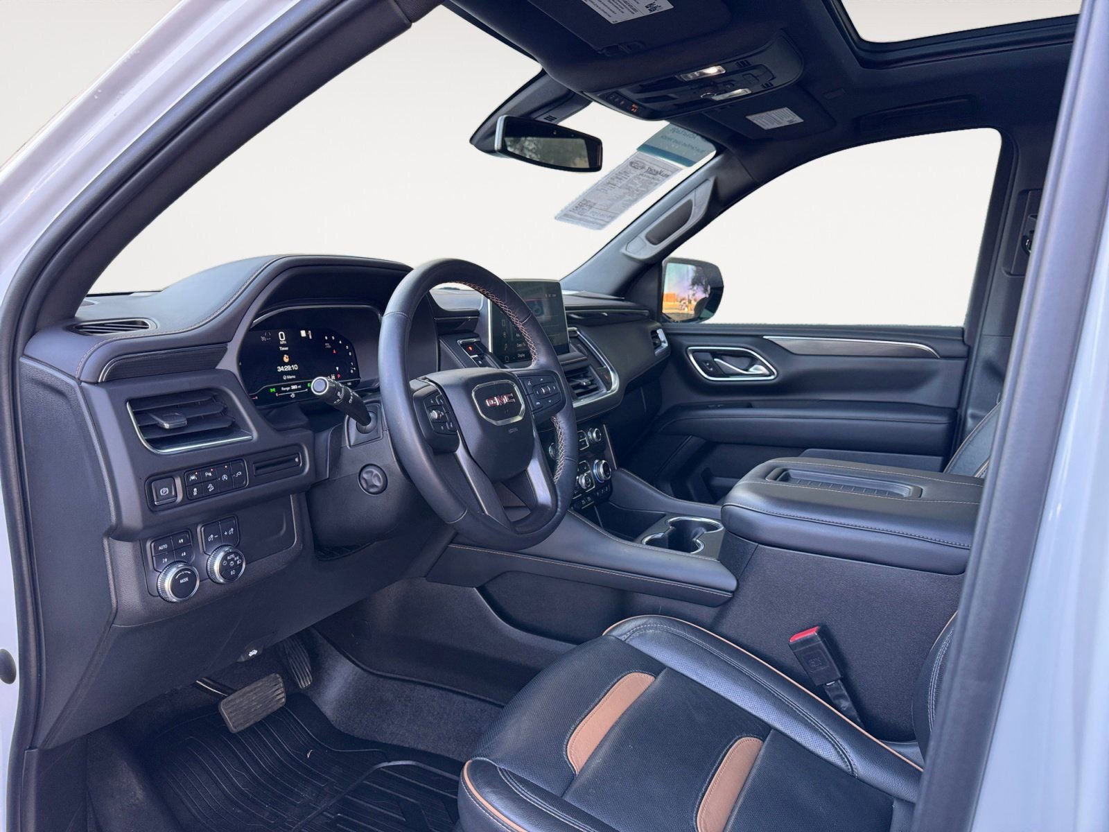 Used 2022 GMC Yukon XL AT4 image 9