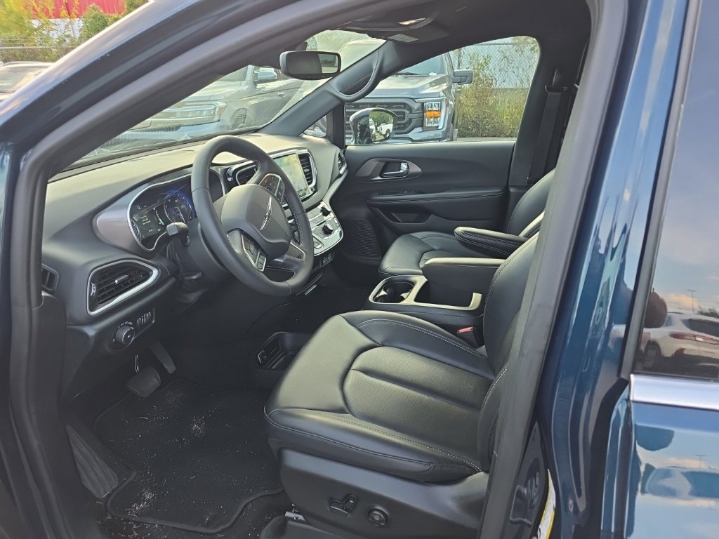 Used 2025 Chrysler Pacifica Select FWD image 4