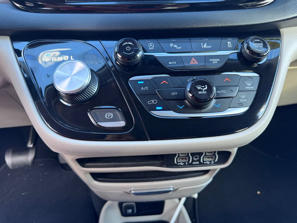 Used 2023 Chrysler Pacifica Touring-L FWD image 31
