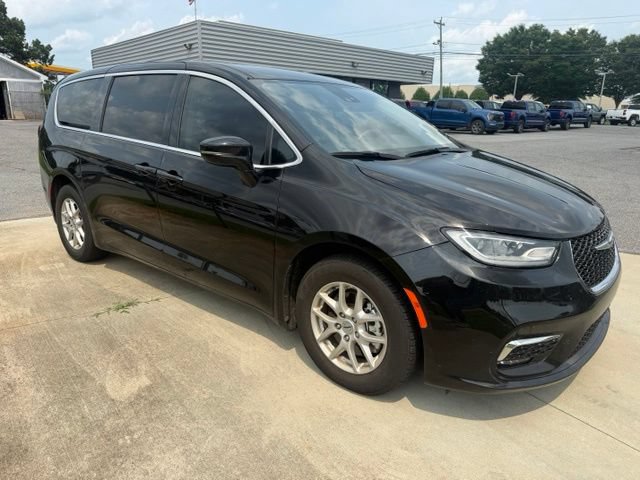 Used 2024 Chrysler Pacifica Touring-L FWD image 4