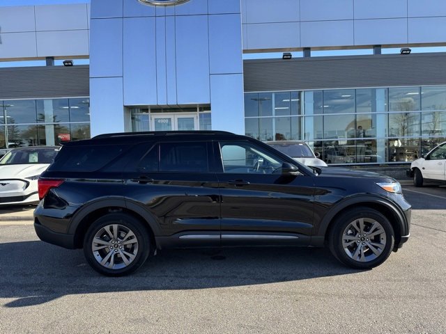 Certified 2022 Ford Explorer XLT w/ Equipment Group 202A image 4
