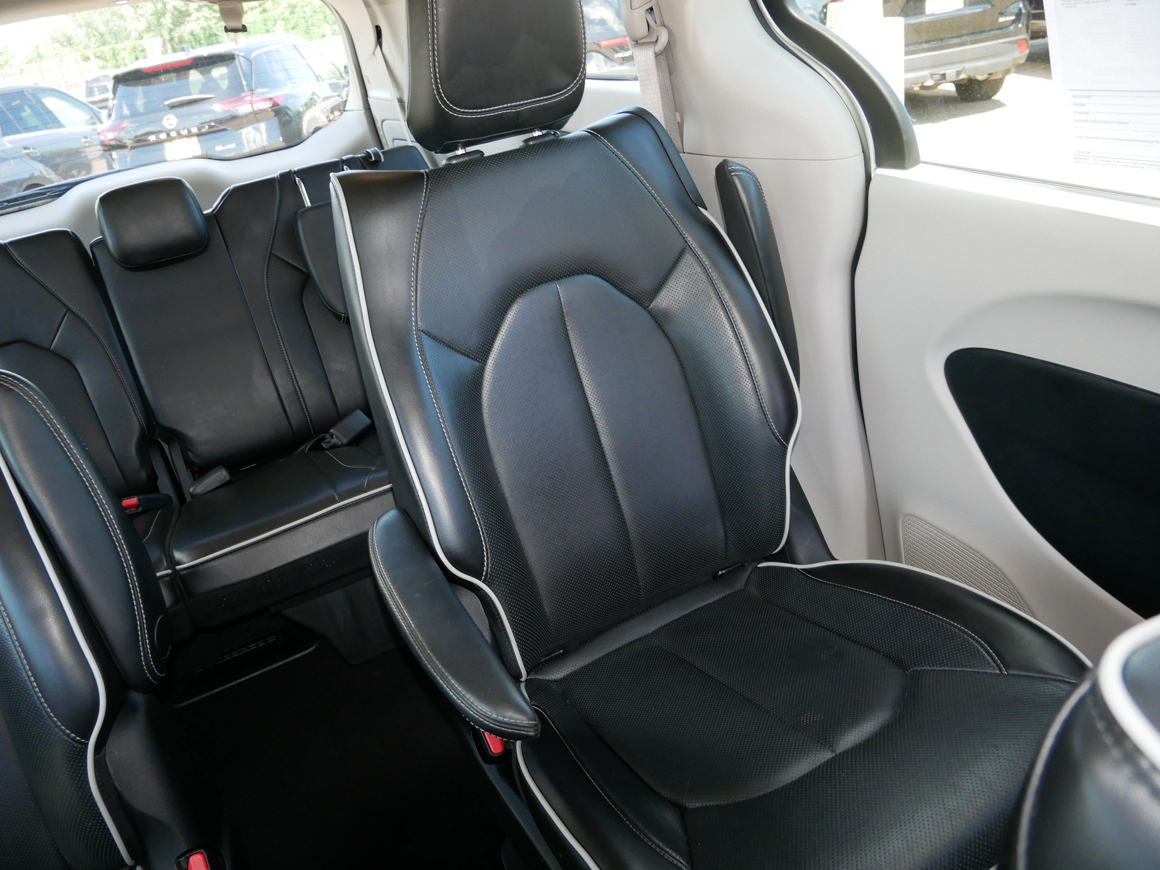 Used 2023 Chrysler Pacifica Limited FWD image 14