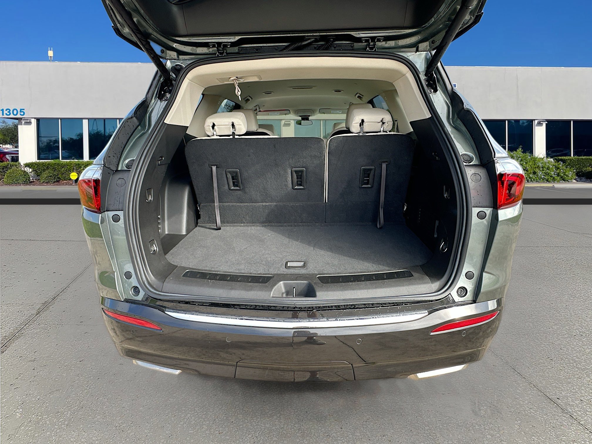 Used 2023 Buick Enclave Essence image 24