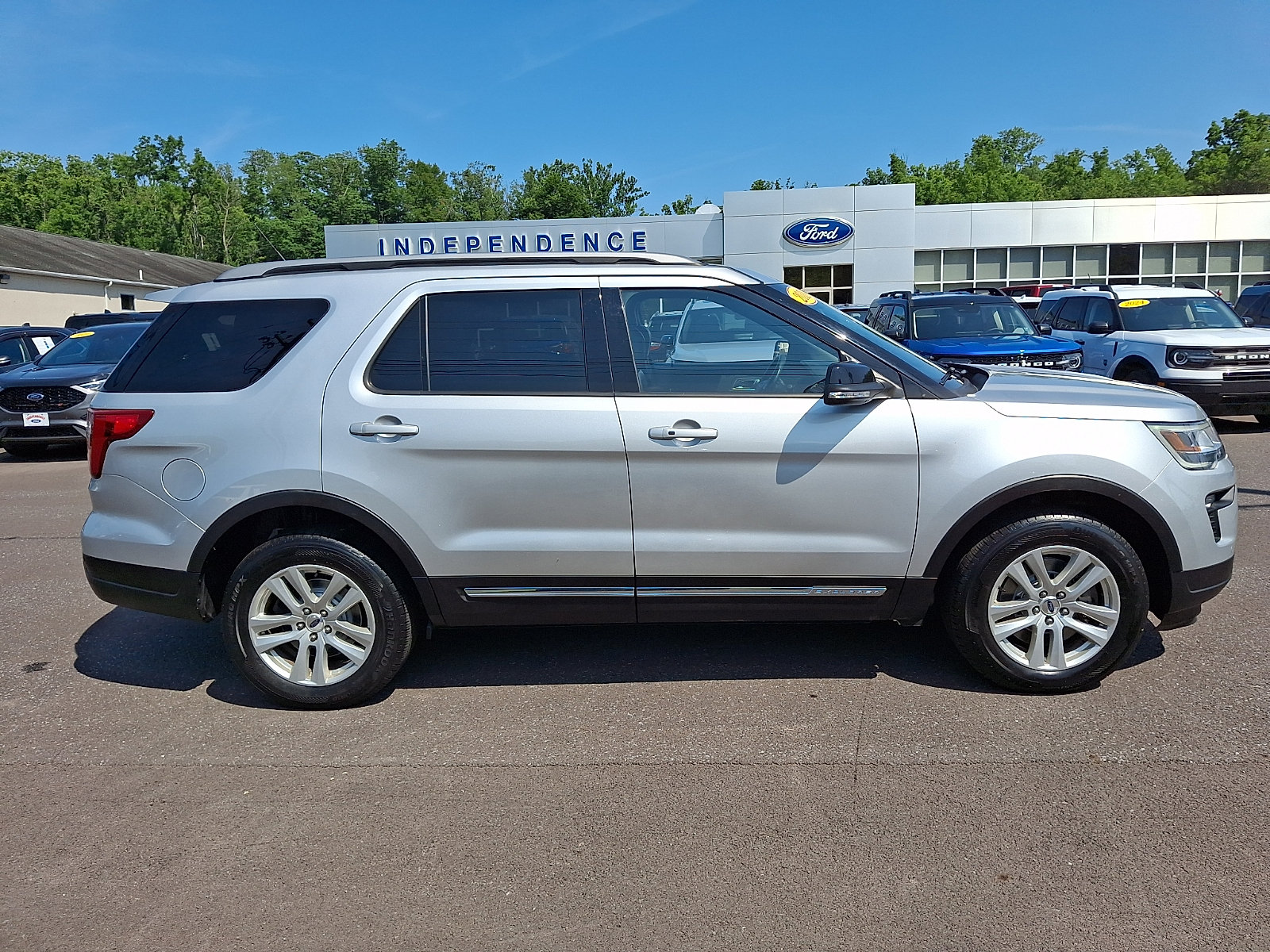 Certified 2018 Ford Explorer XLT w/ Equipment Group 202A AWD/4WD image 12