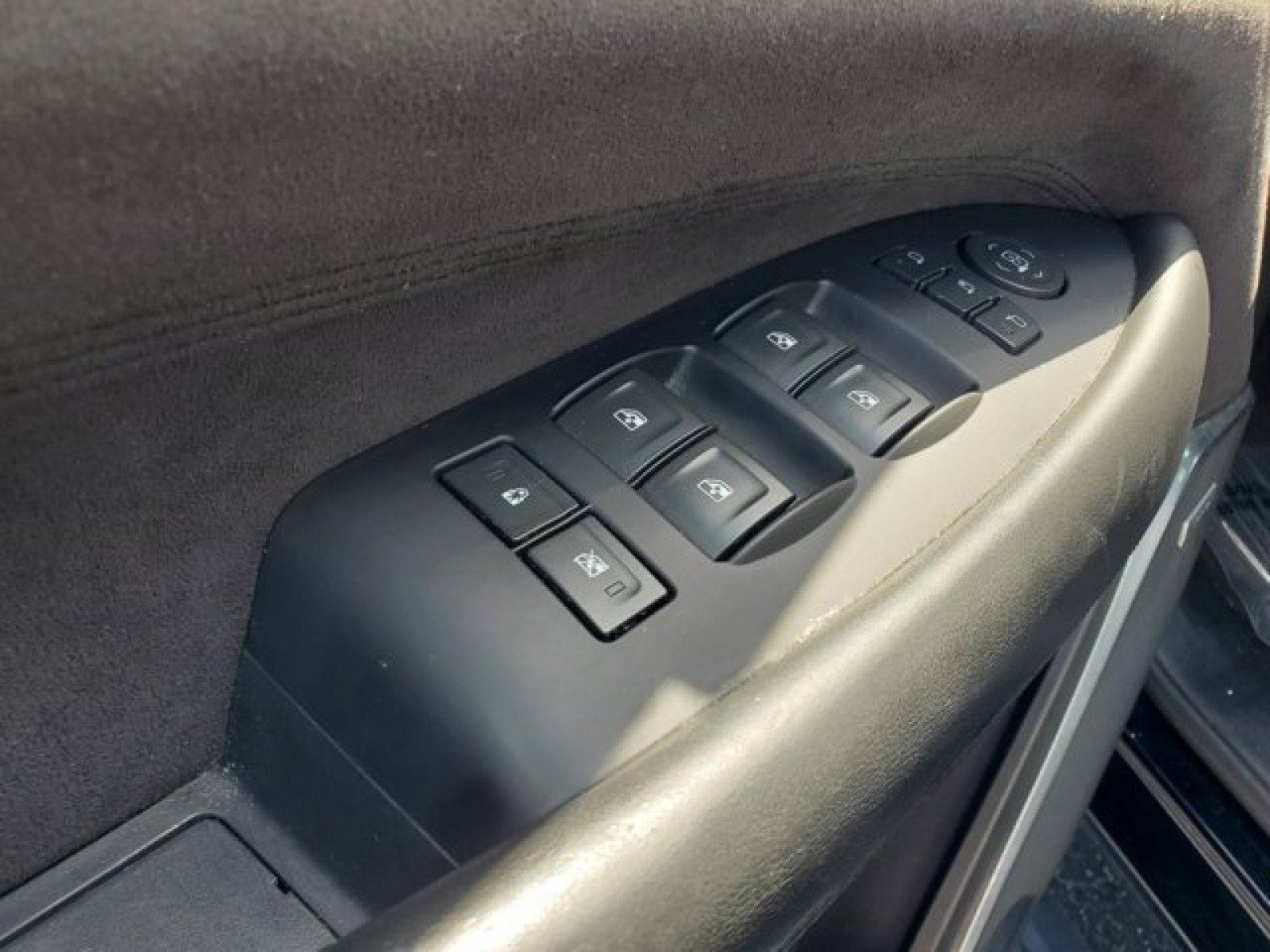 Used 2018 Cadillac Escalade Platinum RWD image 15