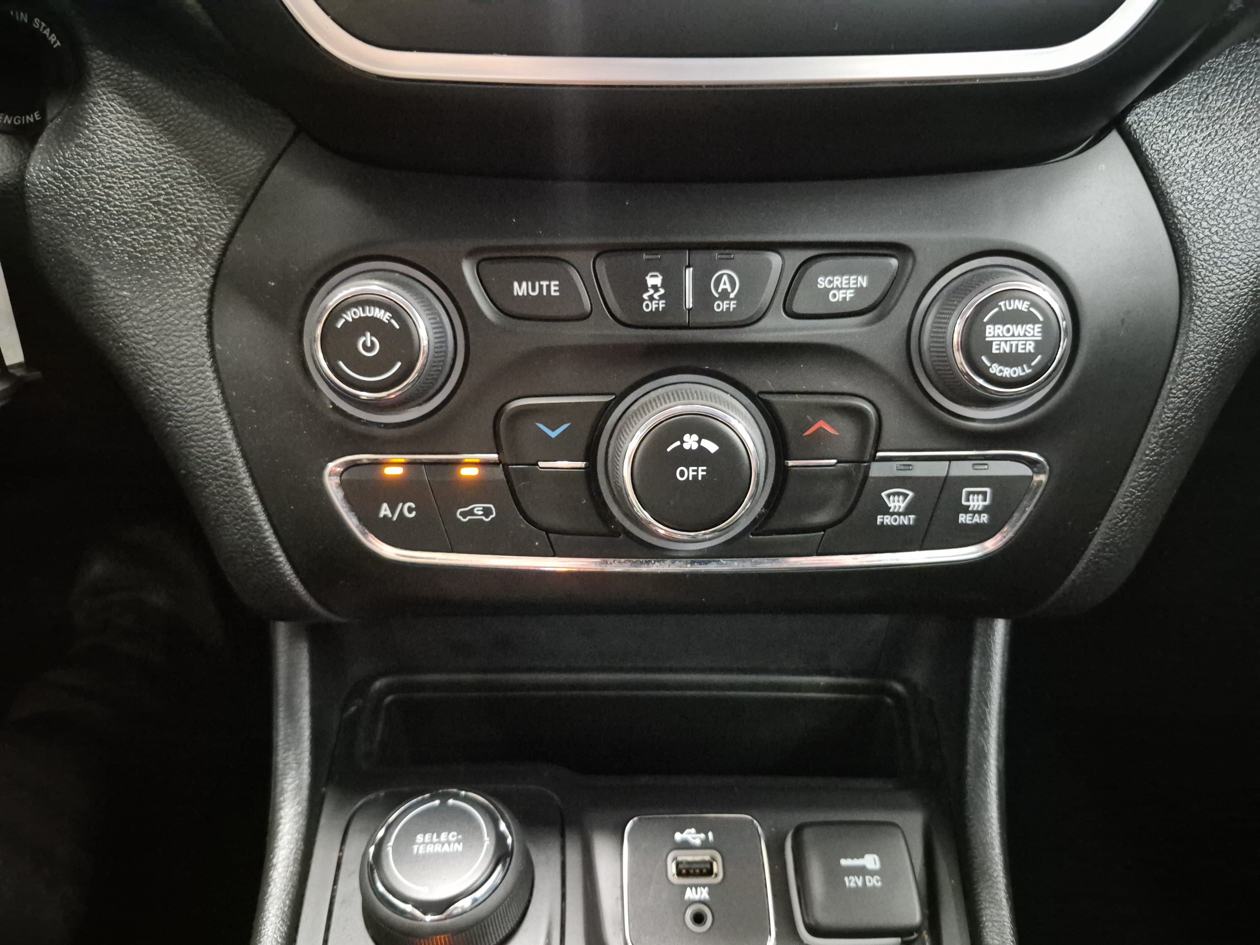 Used 2022 Jeep Cherokee Latitude AWD/4WD image 25