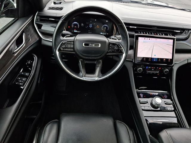 Used 2022 Jeep Grand Cherokee Overland w/ Luxury Tech Group IV AWD/4WD image 13