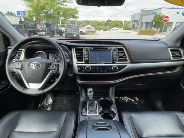 Used 2019 Toyota Highlander XLE AWD/4WD image 16