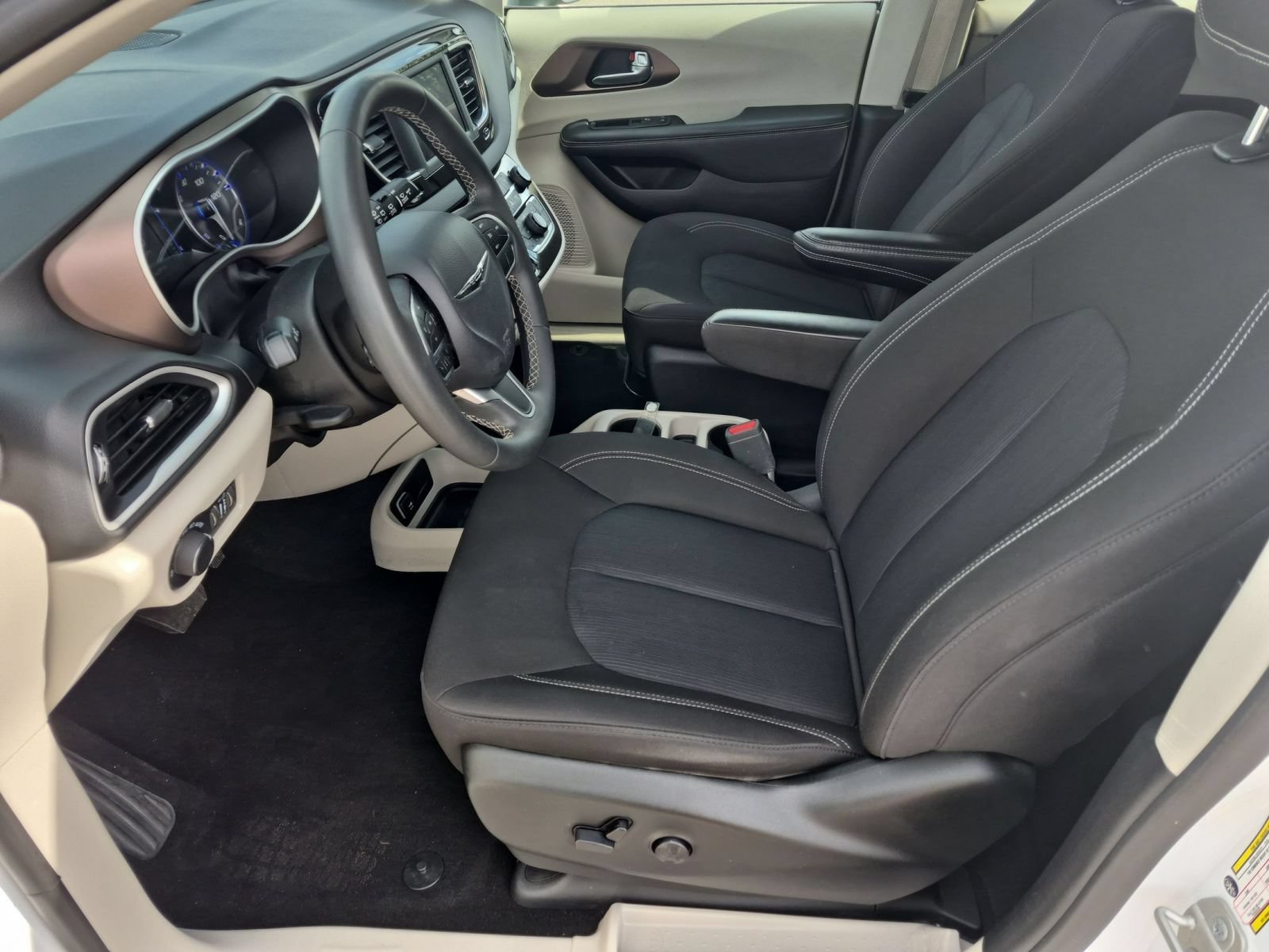 Used 2024 Chrysler Voyager LX FWD image 12