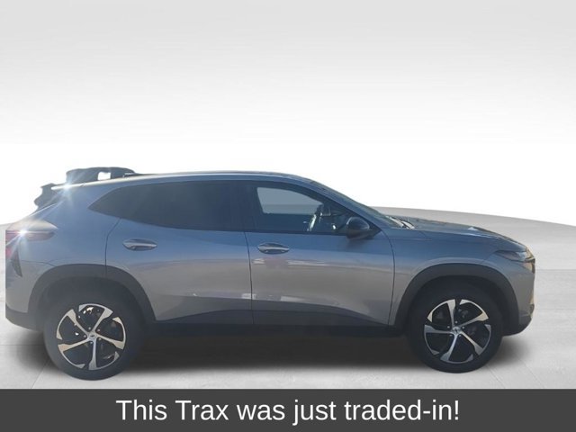 Used 2025 Chevrolet Trax RS FWD image 1