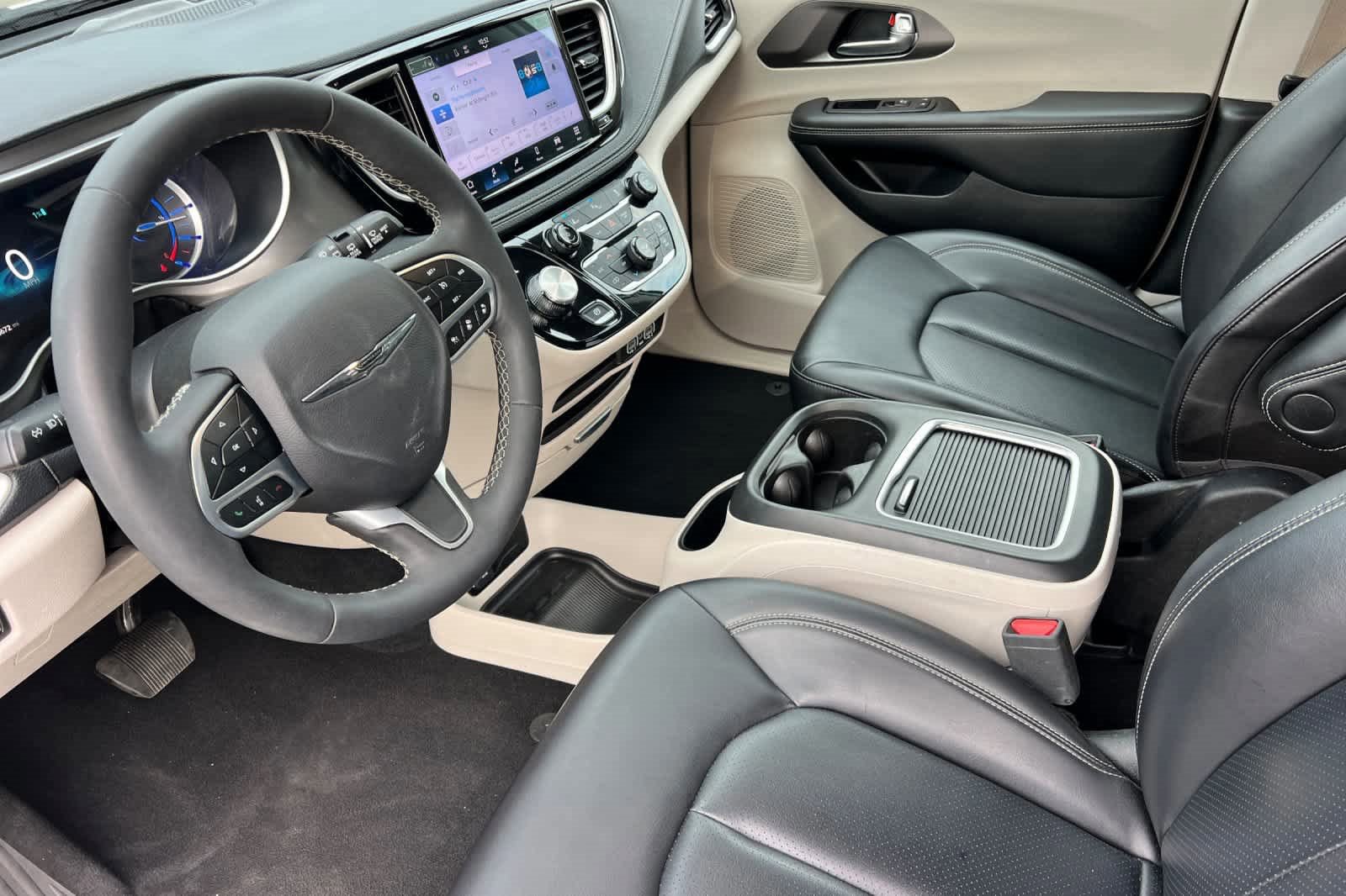 Used 2023 Chrysler Pacifica Touring-L image 12