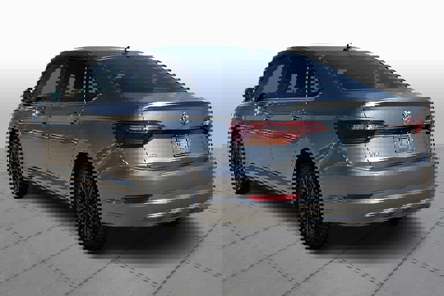 Used 2019 Volkswagen Jetta SEL w/ Cold Weather Package image 2