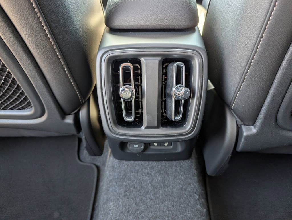 Used 2025 Volvo XC40 B5 Plus AWD/4WD image 28