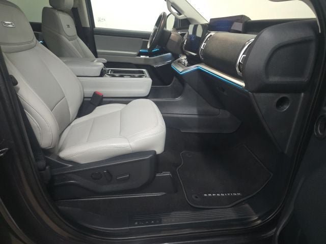 Certified 2025 Ford Expedition Platinum w/ Driver's Package AWD/4WD image 3