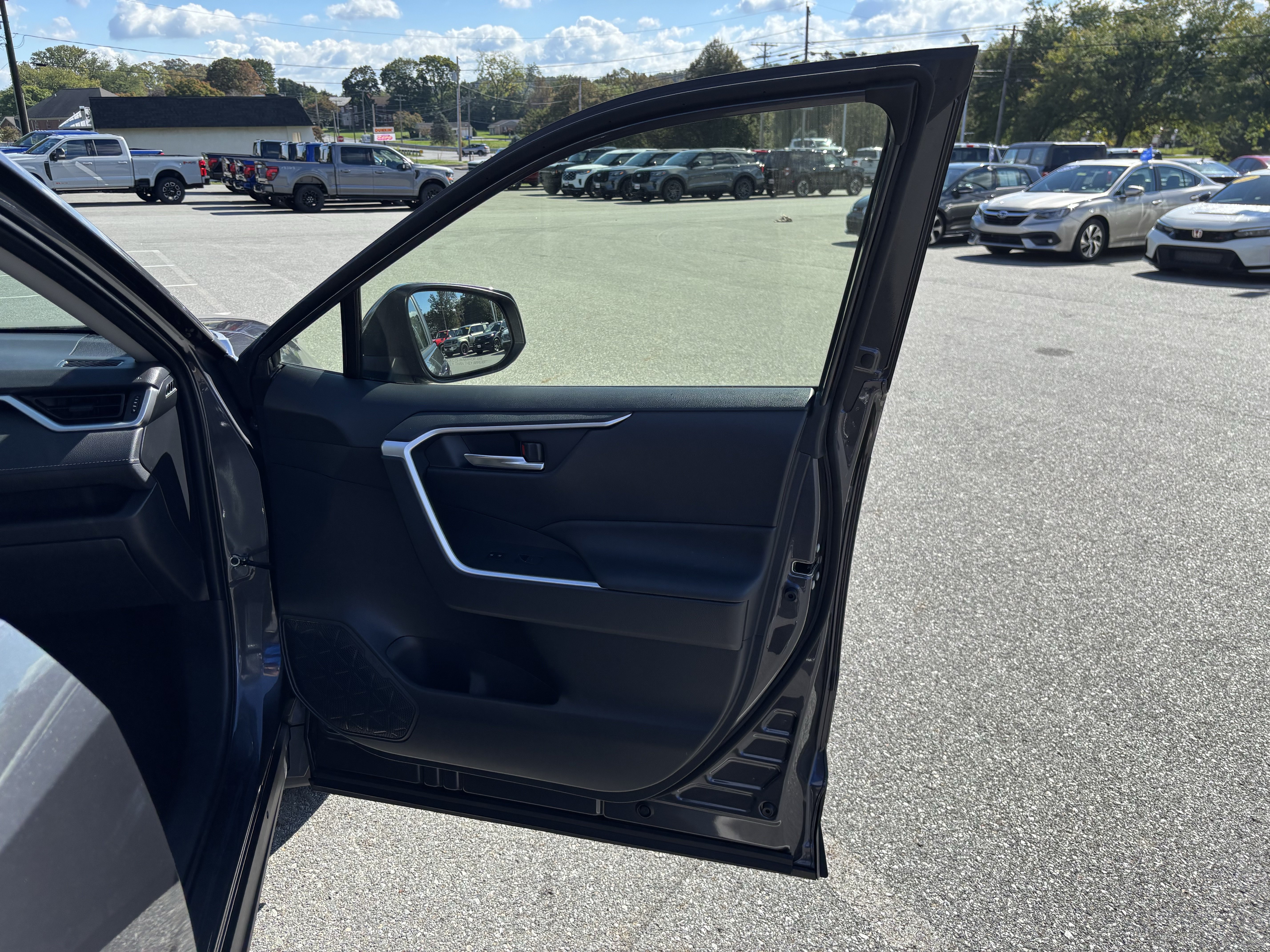 Used 2025 Toyota RAV4 XLE AWD/4WD image 36