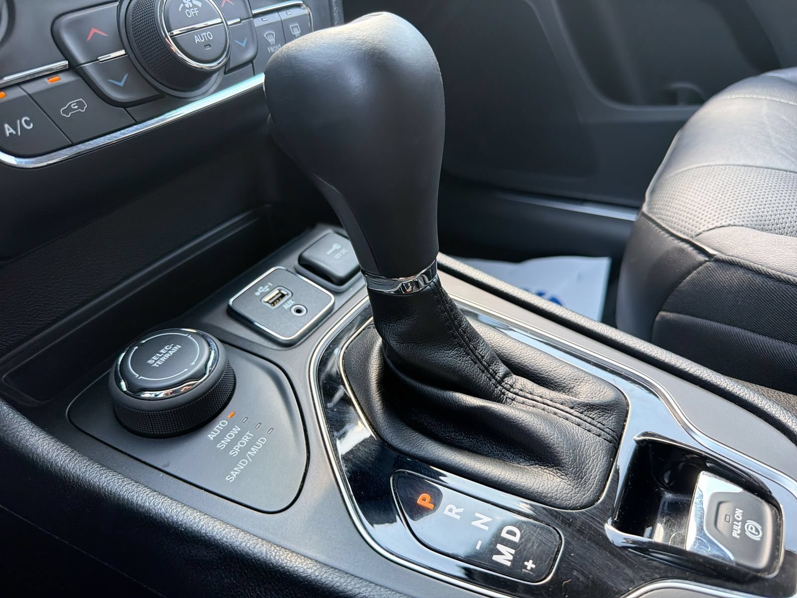 Used 2019 Jeep Cherokee Limited AWD/4WD image 34