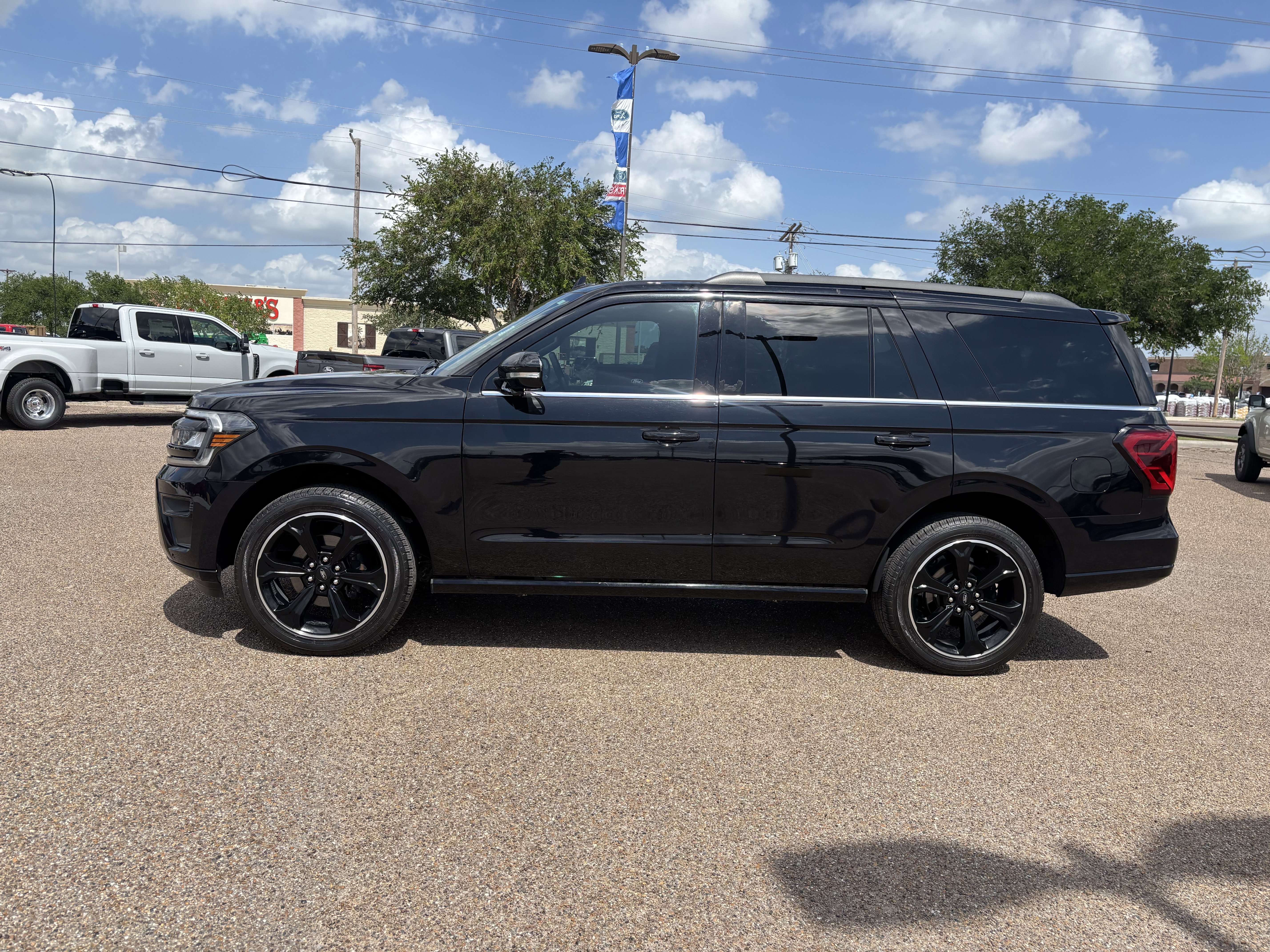 Certified 2023 Ford Expedition Limited RWD image 2