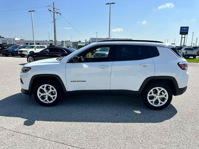 Used 2024 Jeep Compass Latitude AWD/4WD image 2