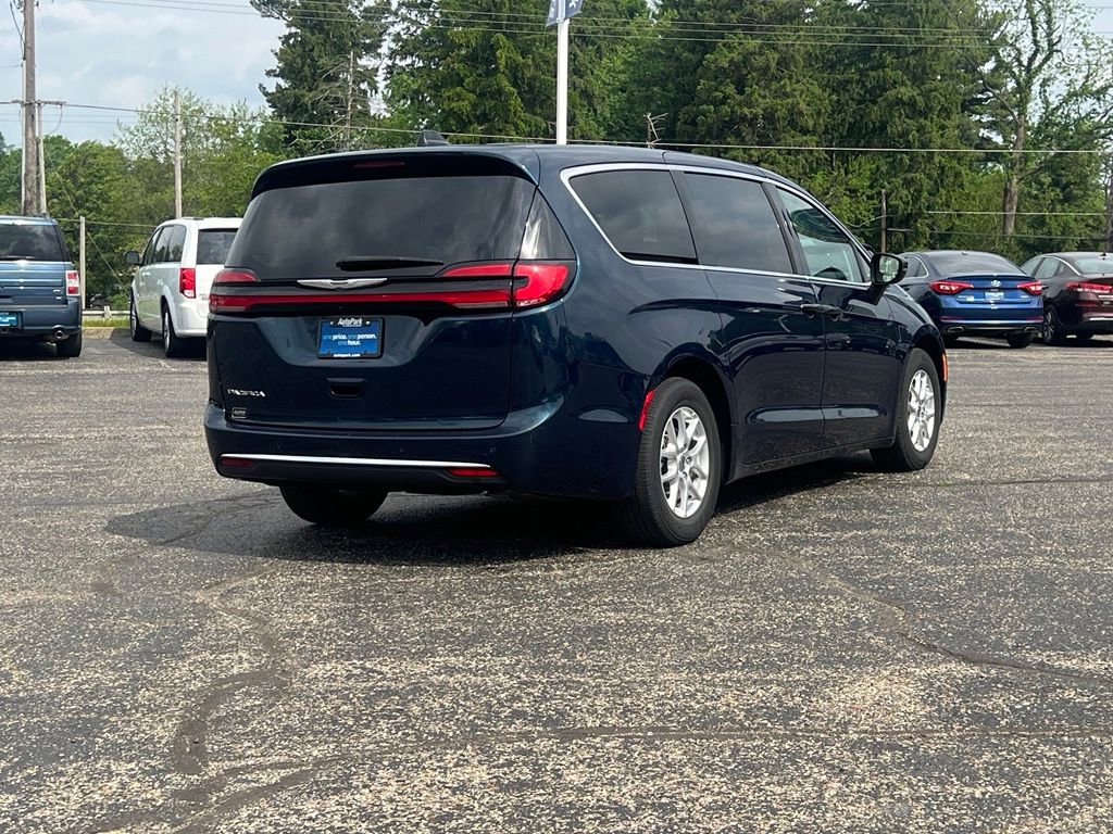 Used 2023 Chrysler Pacifica Touring-L FWD image 11