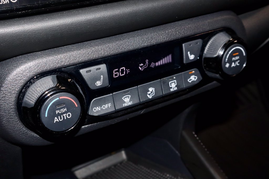 Used 2024 Nissan Kicks SR w/ SR Premium Package FWD image 32