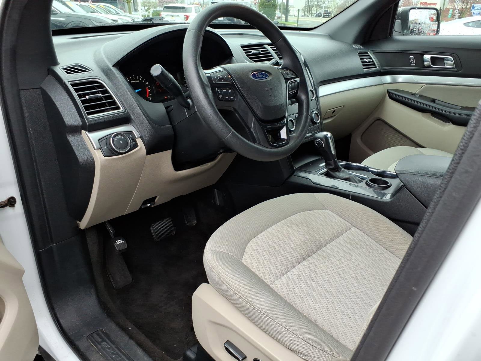Certified 2018 Ford Explorer FWD image 14