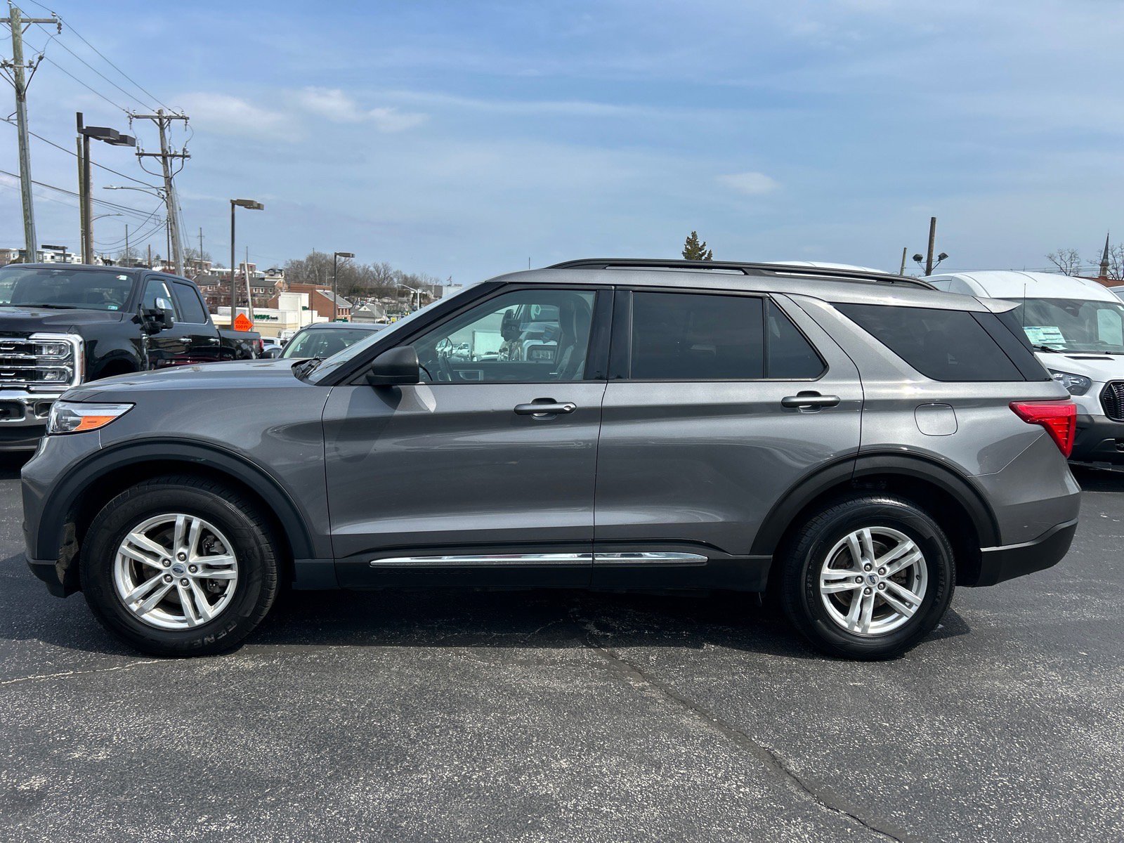 Certified 2021 Ford Explorer XLT w/ Equipment Group 202A image 4