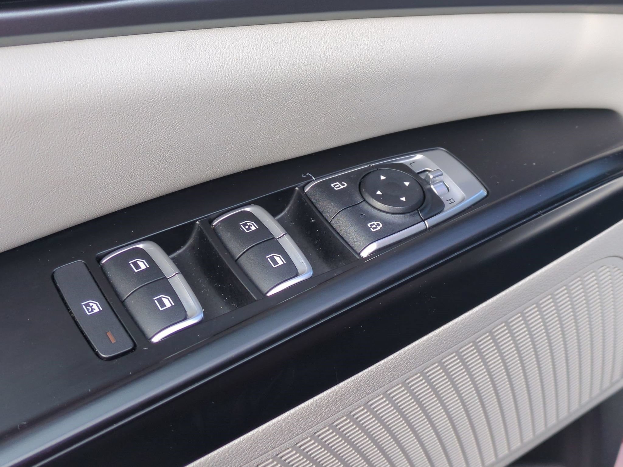 Used 2023 Kia Carnival LX FWD image 12