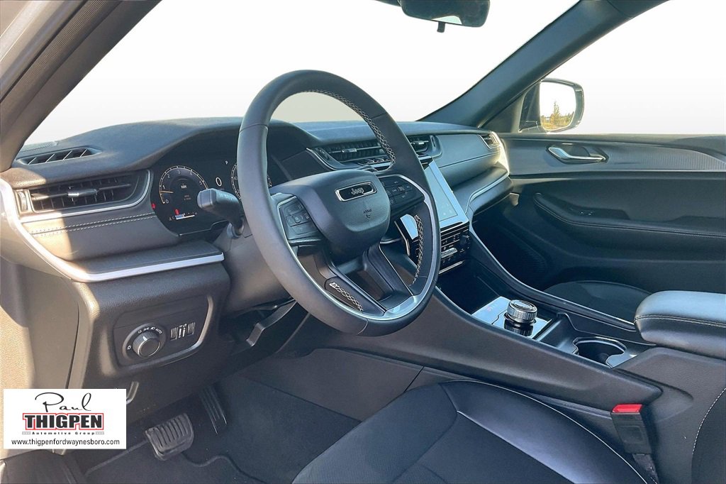 Used 2025 Jeep Grand Cherokee Altitude image 13