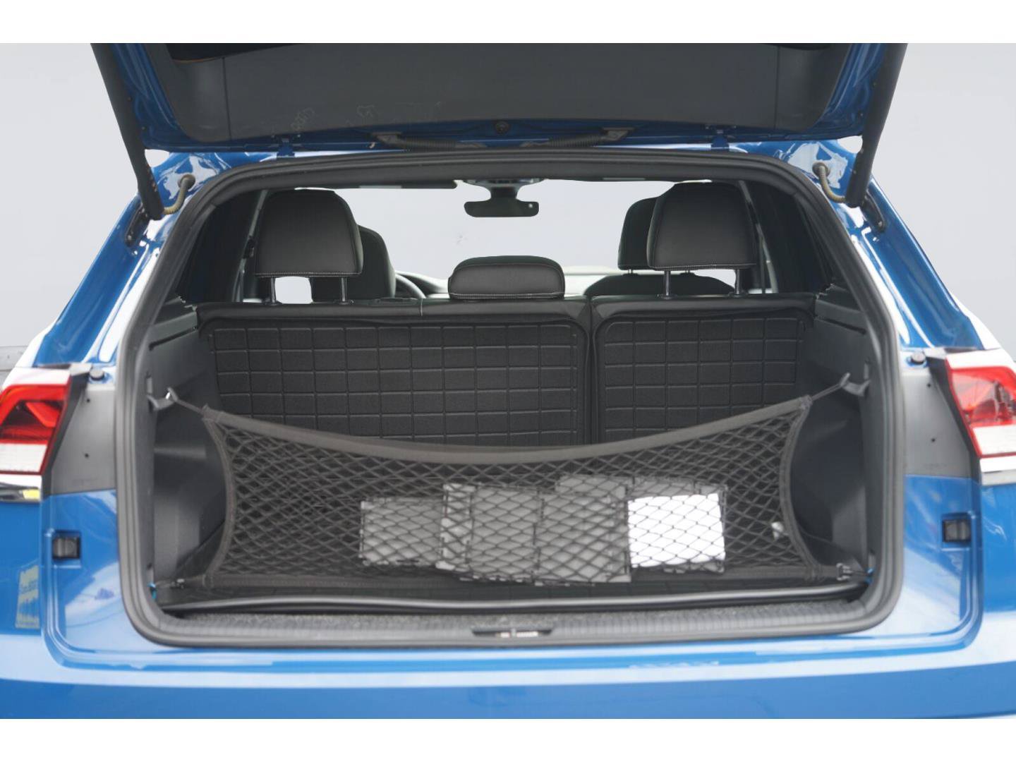 Used 2025 Volkswagen Atlas Cross Sport SE FWD image 32