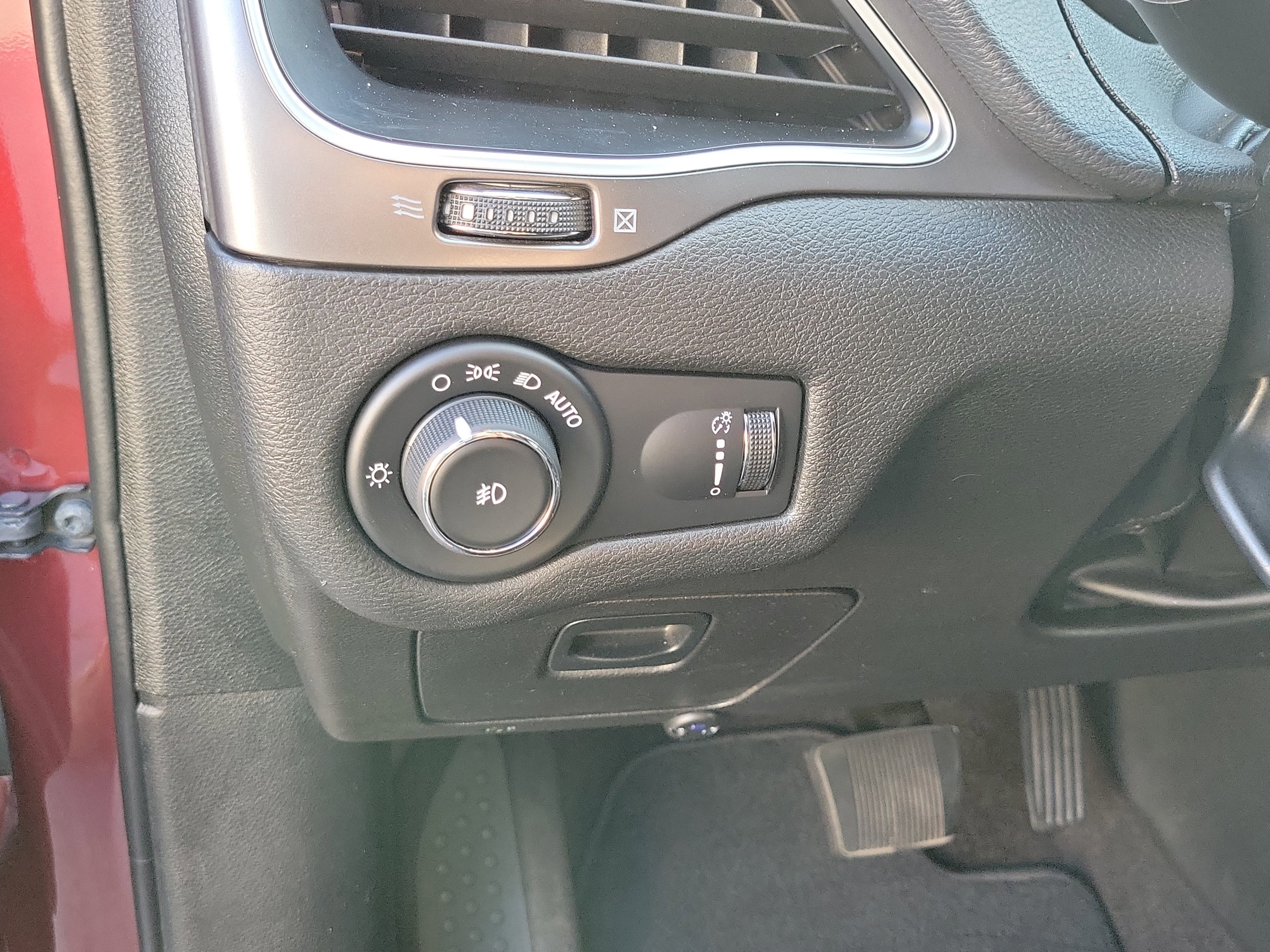 Used 2019 Jeep Cherokee Latitude w/ Popular Appearance Group image 11