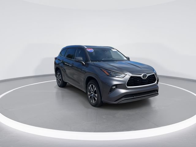 Used 2022 Toyota Highlander XLE FWD image 2