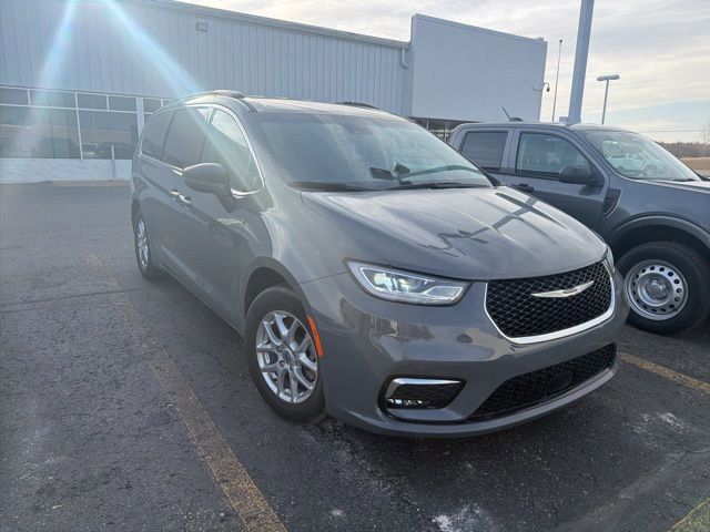 Used 2022 Chrysler Pacifica Touring-L image 5