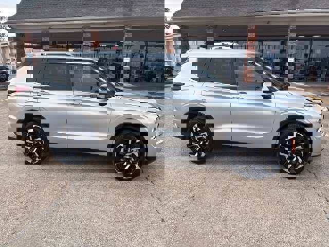 Used 2024 Mitsubishi Outlander AWD image 7