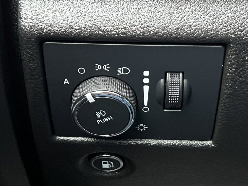 Used 2022 Jeep Grand Cherokee Laredo X image 17