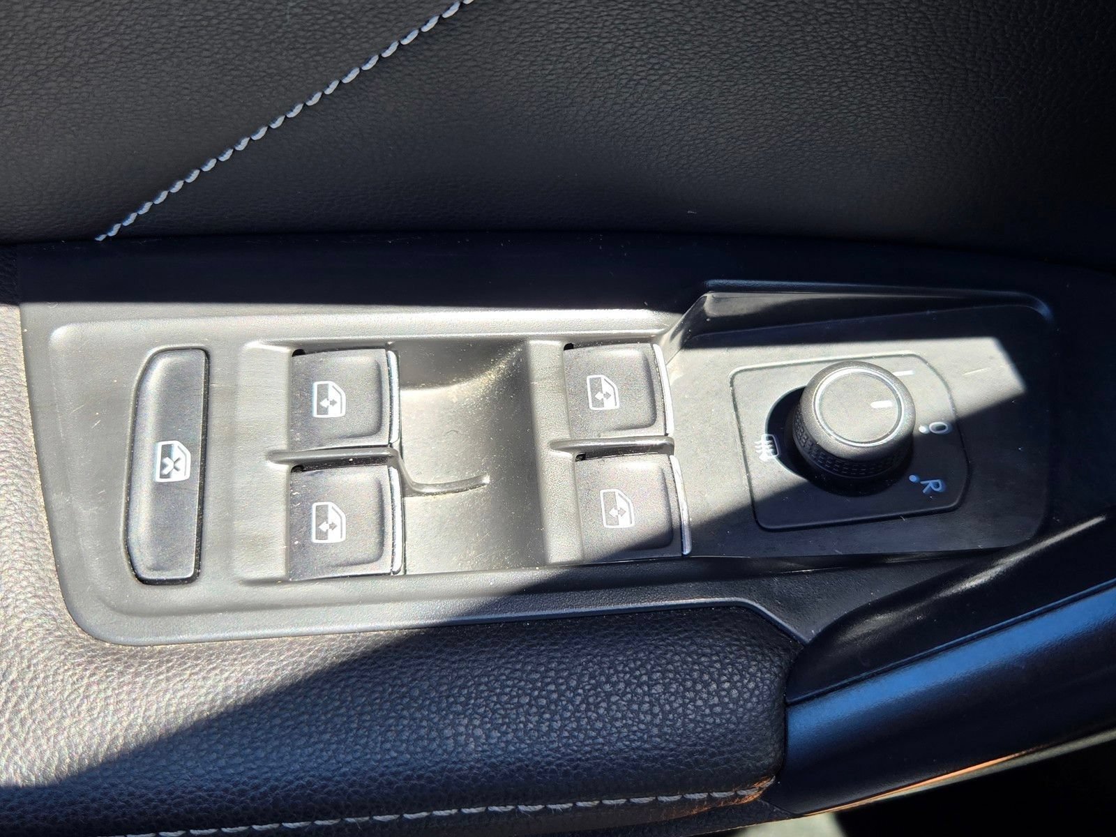 Used 2024 Volkswagen Tiguan SE AWD/4WD image 26