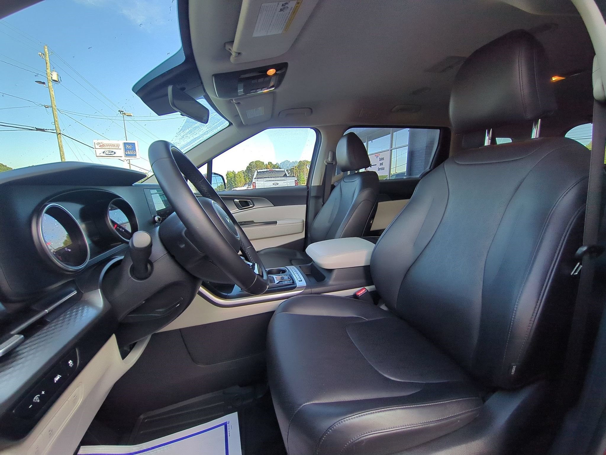 Used 2023 Kia Carnival LX FWD image 24