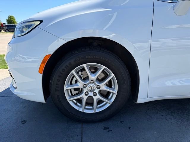 Used 2021 Chrysler Pacifica Touring-L FWD image 4