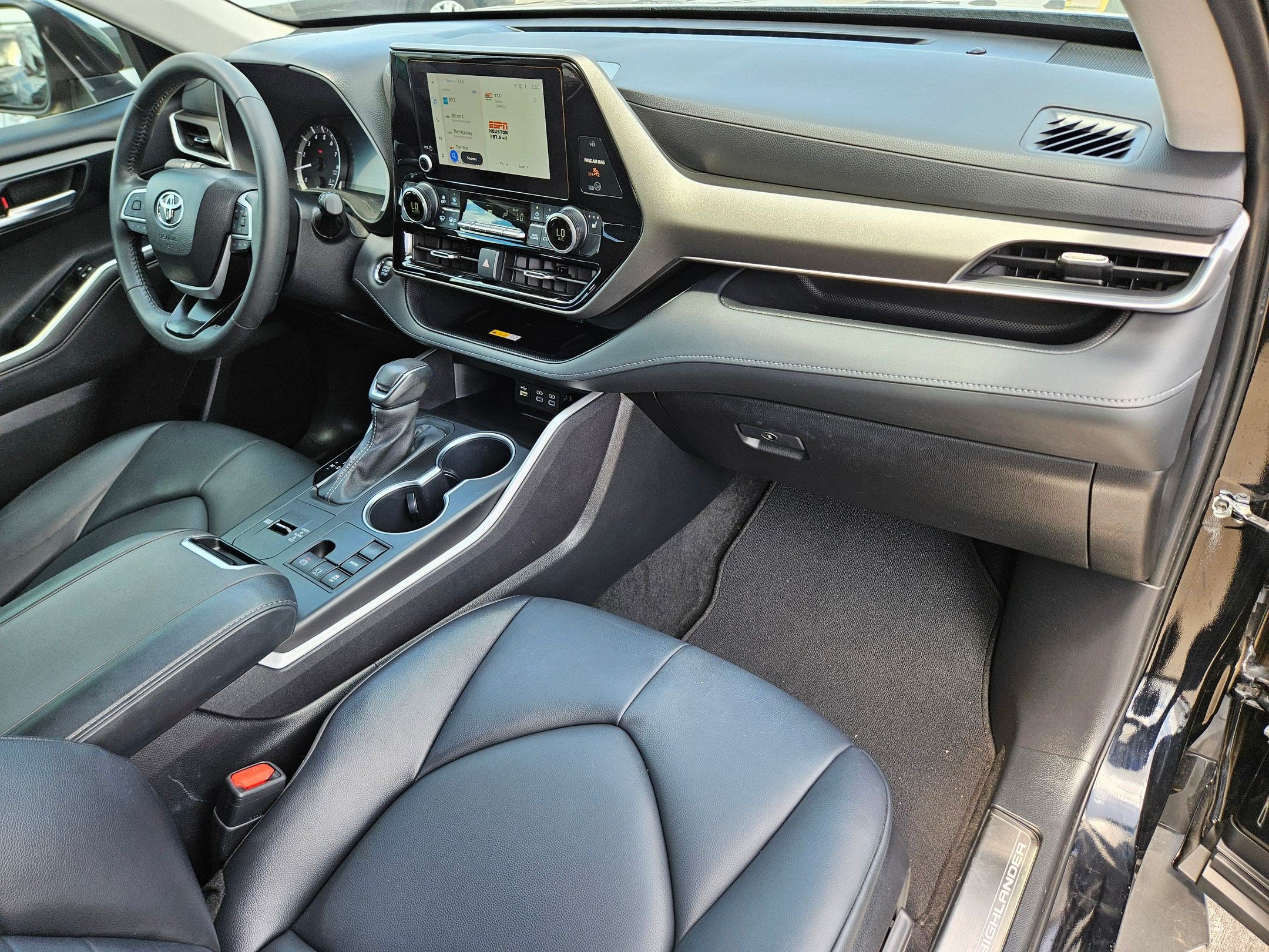 Used 2023 Toyota Highlander XLE FWD image 32